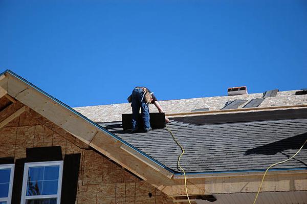 How Roofing Contractors in Cottonwood Handle Storm Damage